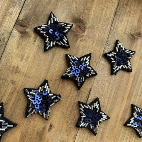 Пришивной элемент звезда с бисером и пайетками на основе из чёрного фетра