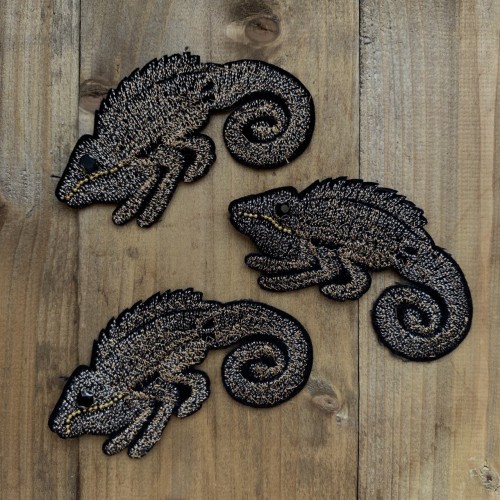 Нашивка игуана,вышивка золотистыми нитями на основе из тонкого чёрного фетра