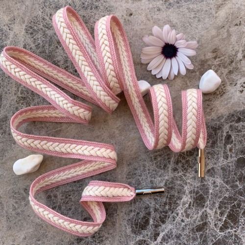Нежно-розовые плетёные шнурки с молочным декором-косичкой