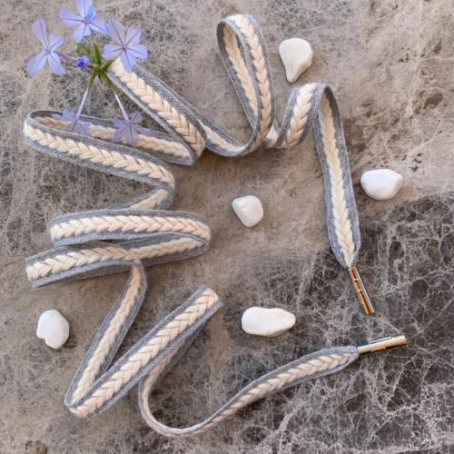 Светло-серые плетёные шнурки с молочным декором-косичкой