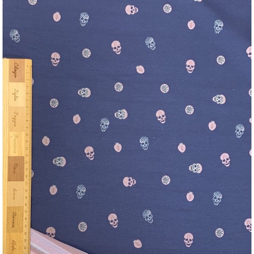 Ткань жаккаровая синего цвета с розовыми и серыми черепами по всему полотну