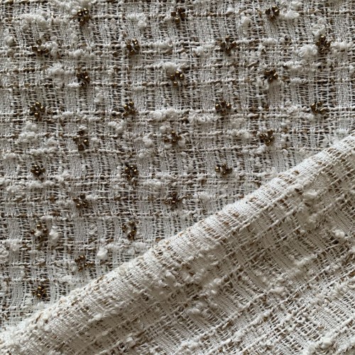 Лёгкий летний твид белого цвета с коричневыми нитями,декорирован темным бисером