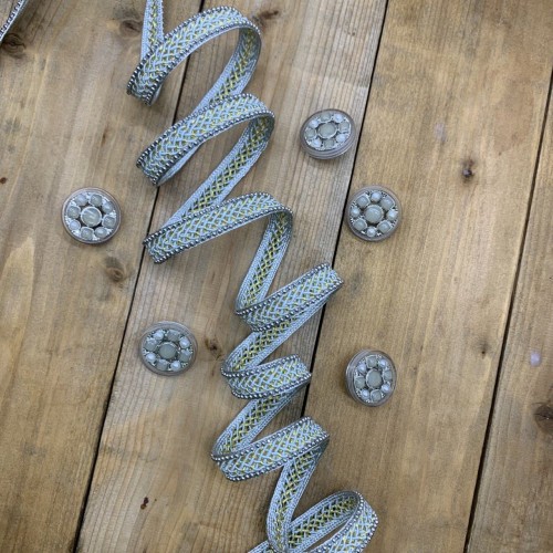 Тесьма декоративная плетёная светлая мятная с цепочкой мониль серебристого цвета