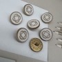 Пуговицы золотистые с молочной эмалью и графическим рисунком, на ножке, 18 мм