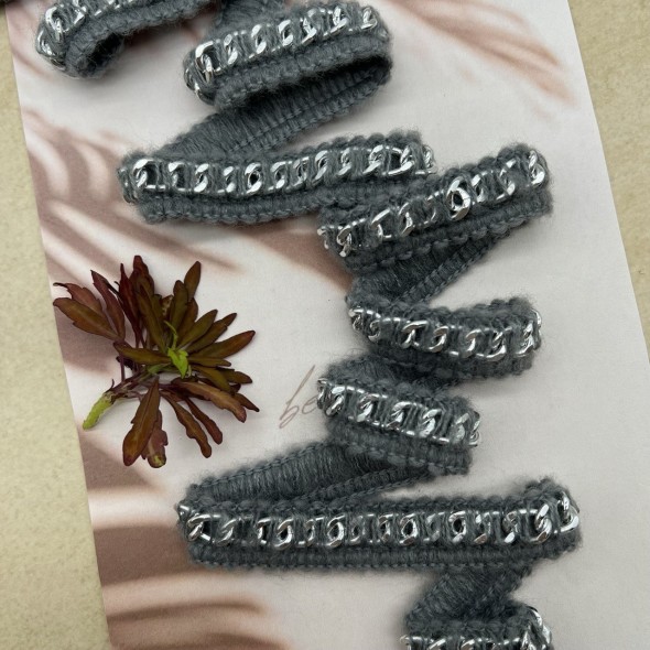 Тесьма цепочка серебристая, оплетенная серыми пушистыми нитями, 1.5 см