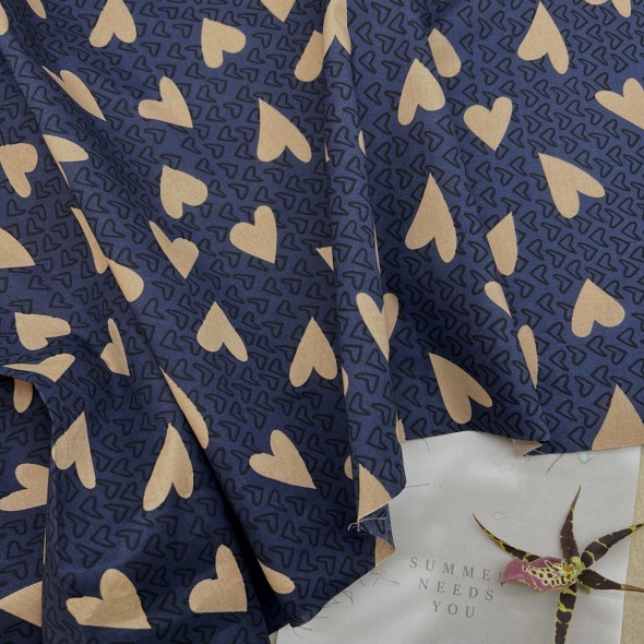 Ткань хлопок  хаки с принтом сердечки на синем фоне