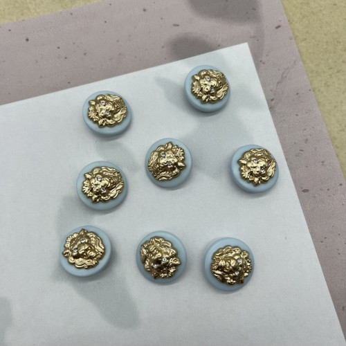 Пуговицы пластик бирюзово-голубые с золотистыми львами, 23 мм