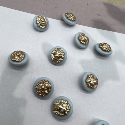 Пуговицы пластик бирюзово-голубые с золотистыми львами, 18 мм