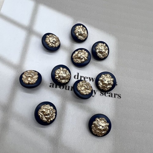 Пуговицы пластик темно-синие с золотистыми львами, 18 мм