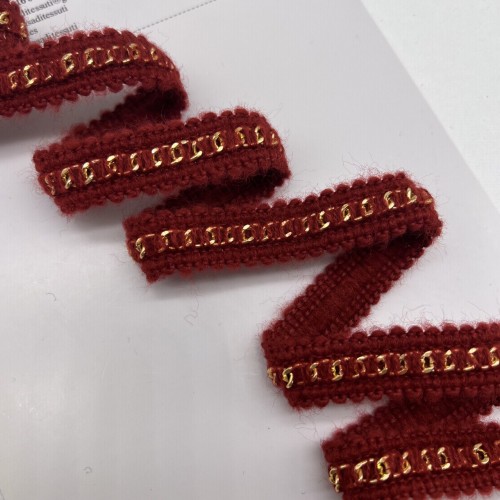 Тесьма цепочка золотистая, оплетенная красными пушистыми нитями, 1.5 см